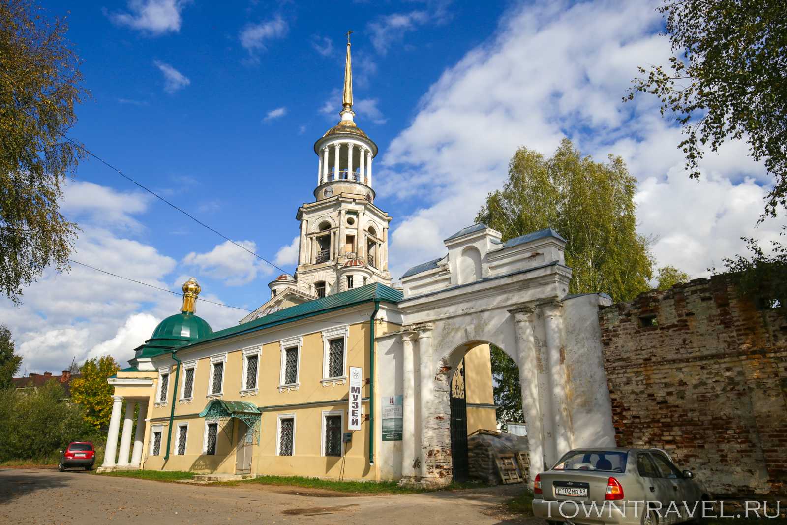 Всё чаще путешественники, уставшие от шумных мегаполисов, выбирают отдых в тихих провинциальных городках В Чехии таким можно назвать Трутнов, расположенный на севере страны Здесь туристов ждут атмосфера уюта, горнолыжные курорты, вкусная кухня и развитая